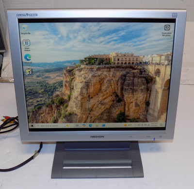 Medion MD41079 19'' Square Computer Monitor VGA DVI
