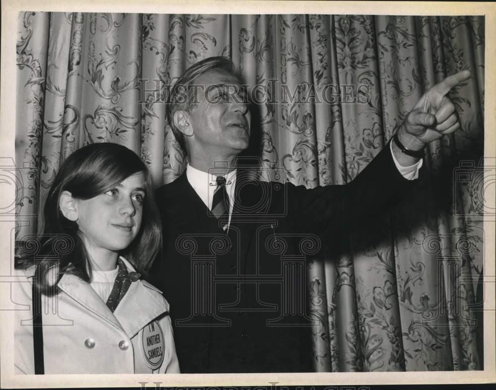Press Photo Howard Samuels with one of his daughters, Barbara - tua22654