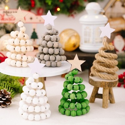 Holzperlen Weihnachtsbaum kompakt und modern für skandinavische Wohndeko