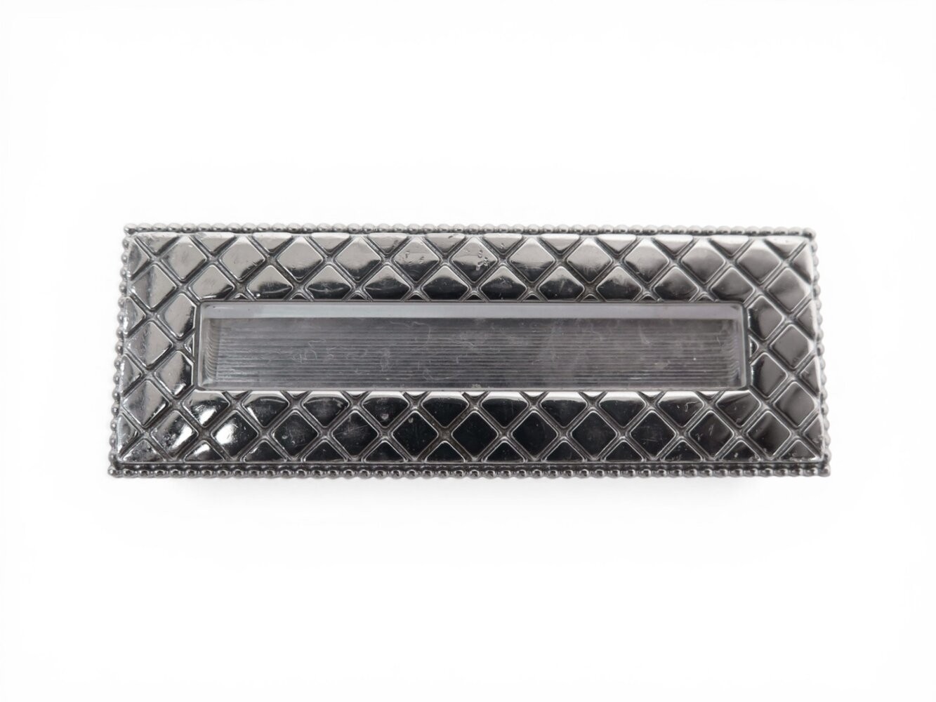 Broche Chanel rectangulaire argentée matelassée pour sublimer un tailleur