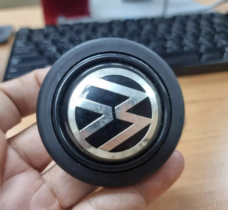 Botón de bocina Momo VW genuino Volkswagen GTI VR6 Golf Jetta Caddy botón de bocina Foto 2 de 4