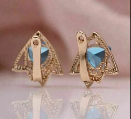 Aretes solitario triángulo aguamarina de 2 quilates enchapados en oro rosa de 14 quilates Foto 4 de 4