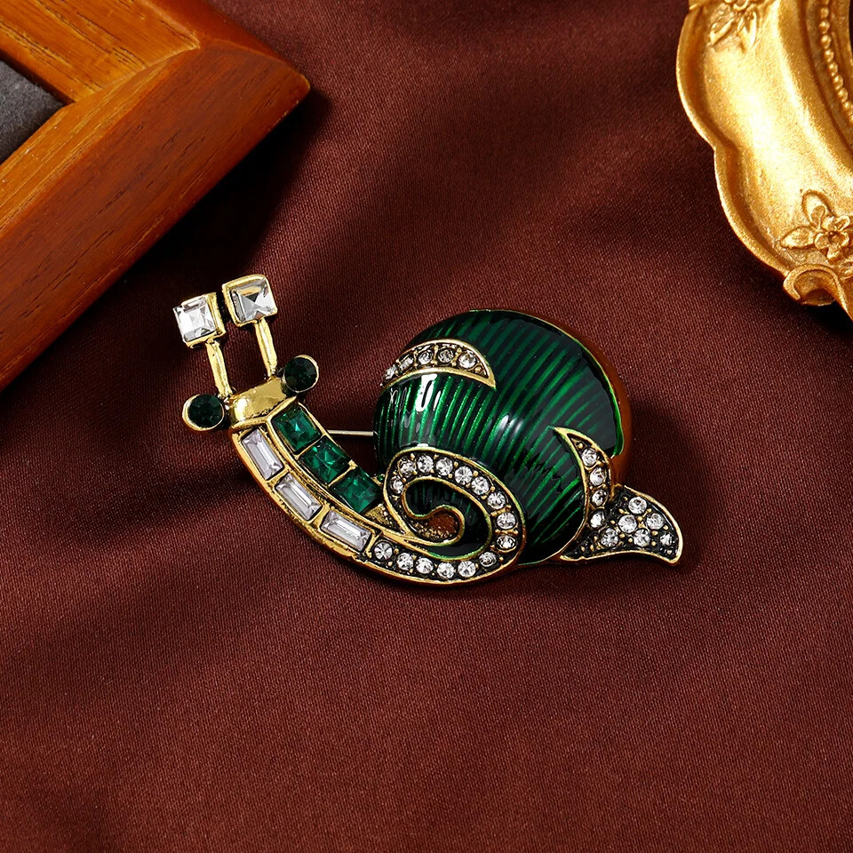 Vintage Design Green Snail Brooch Fashion Elegant Cute Animal Pin Women Suit Pin