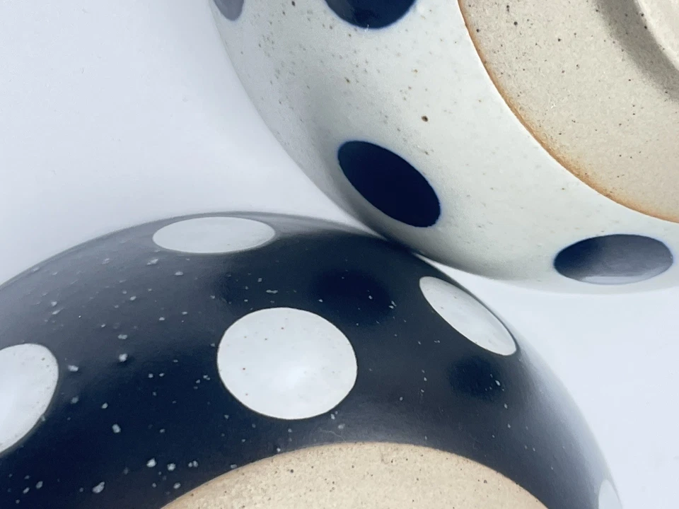 Juego de dos cuencos de gres a lunares de 4,5 pulgadas marca exclusiva Foto 3 de 4