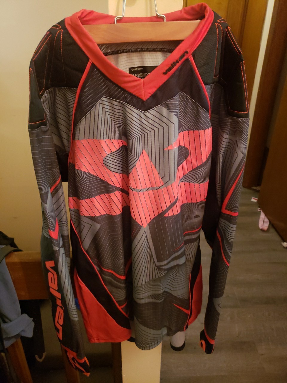 VALKEN CRUSADE PAINTBALL JERSEY - Size MEDIUM- BLACK /Red 