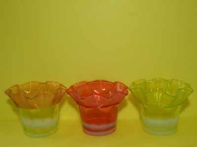 Drei schöne kleine farbige Glas Posy Vasen mit gerafftem Rand