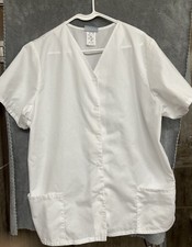 Preowned White Short Sleeve Scrub Top-Snap with Front Pockets- Size XL