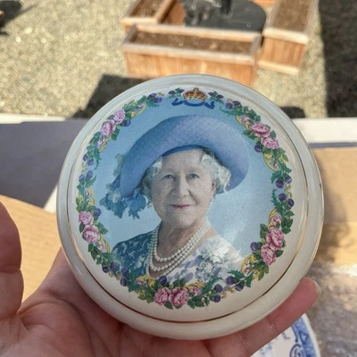 Pinnkash Pottery Queen Elizabeth Queen Mother 100th Birthday Trinket Box - Image 1 of 4
