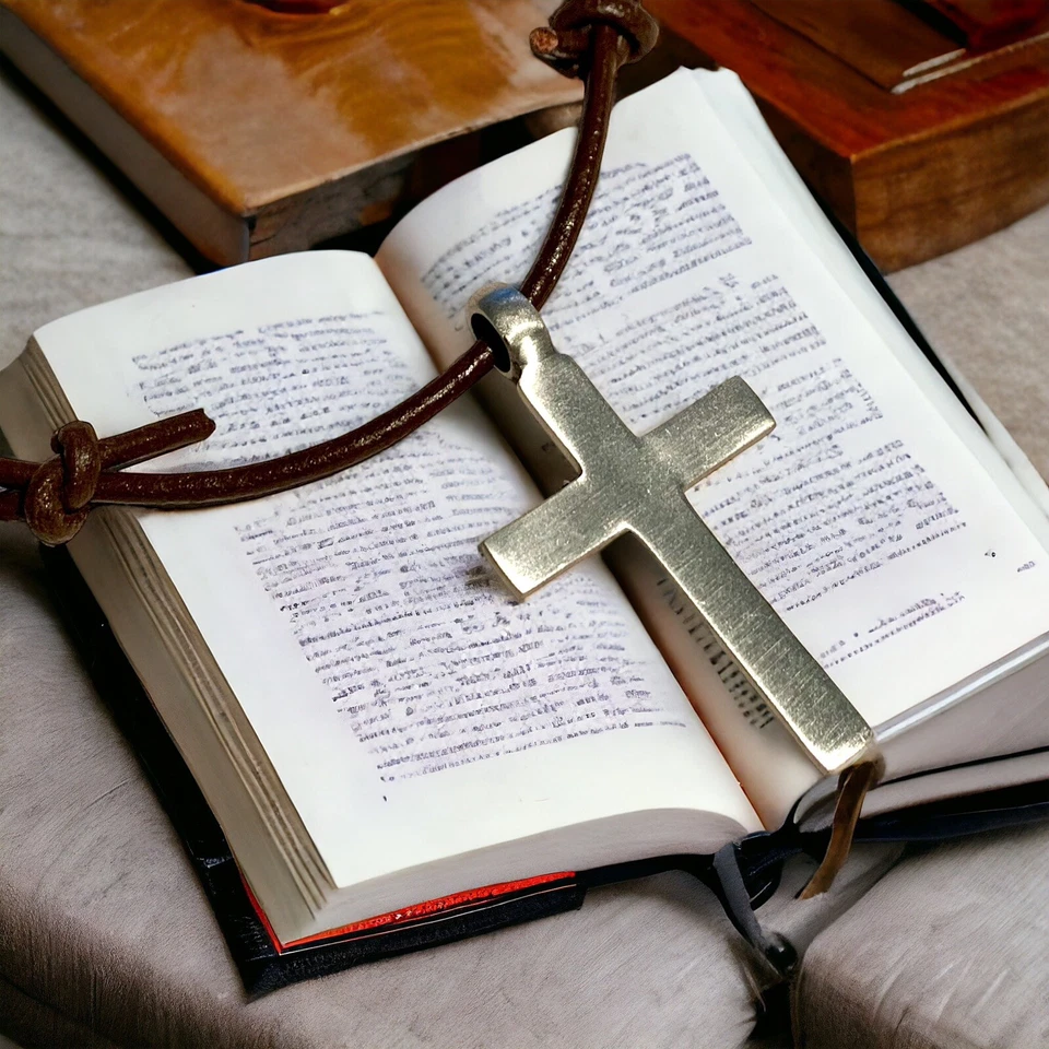 Кожаное ожерелье с большим оловянным крестом кулон - Изображение 2 из 4