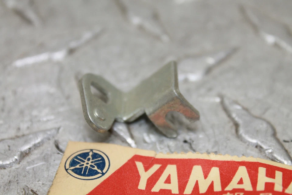 NOS YAMAHA TX650 XS1 XS2 CONNECTOR LEVER PART# 256-14974-00-00 - Imagem 2 de 4