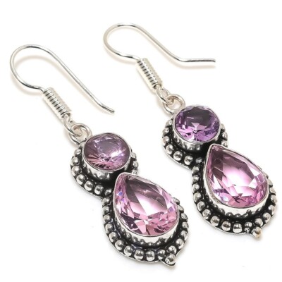 Boucle ancienne dans boucles d'oreilles avec pierre précieuse