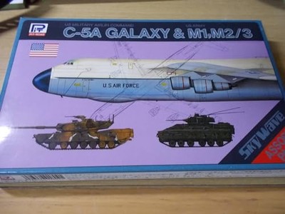 Skywave Series Pit Road Lockheed C-5A Galaxy & M1 Abrams M-2/3 Bradley 1/700