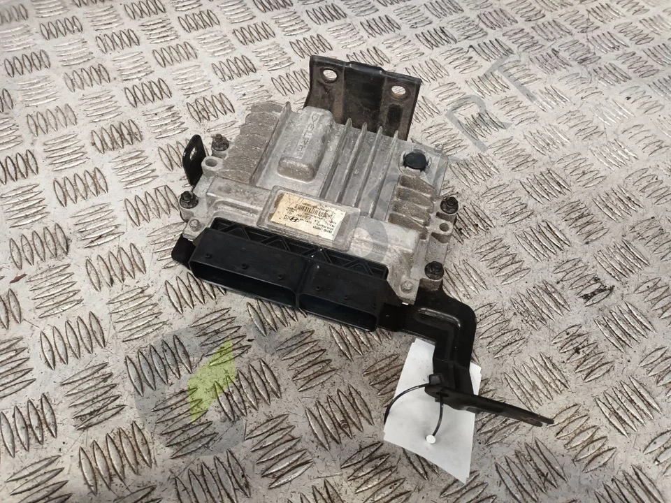 HYUNDAI I20 Active Crdi Engine ECU 39130-2A590 - Image 3 of 4