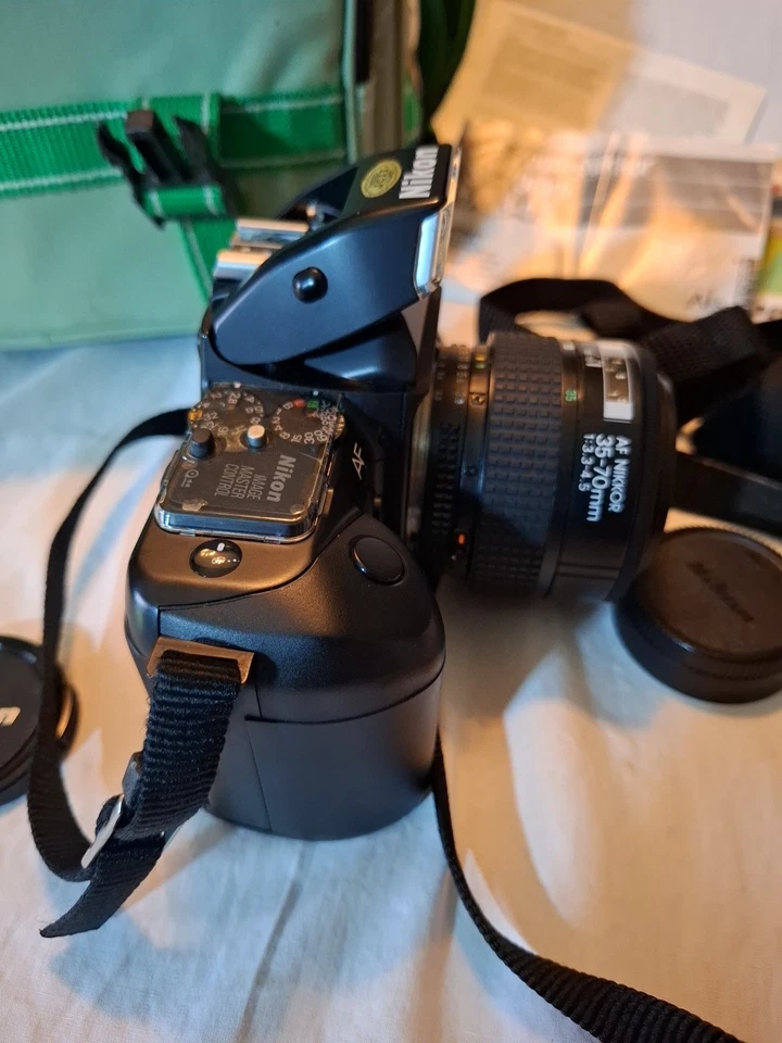 Nikon F-401s con lente de enfoque automático Nikkor 35-70 mm 1:3,3-4,5 y estuche de transporte Foto 4 de 4