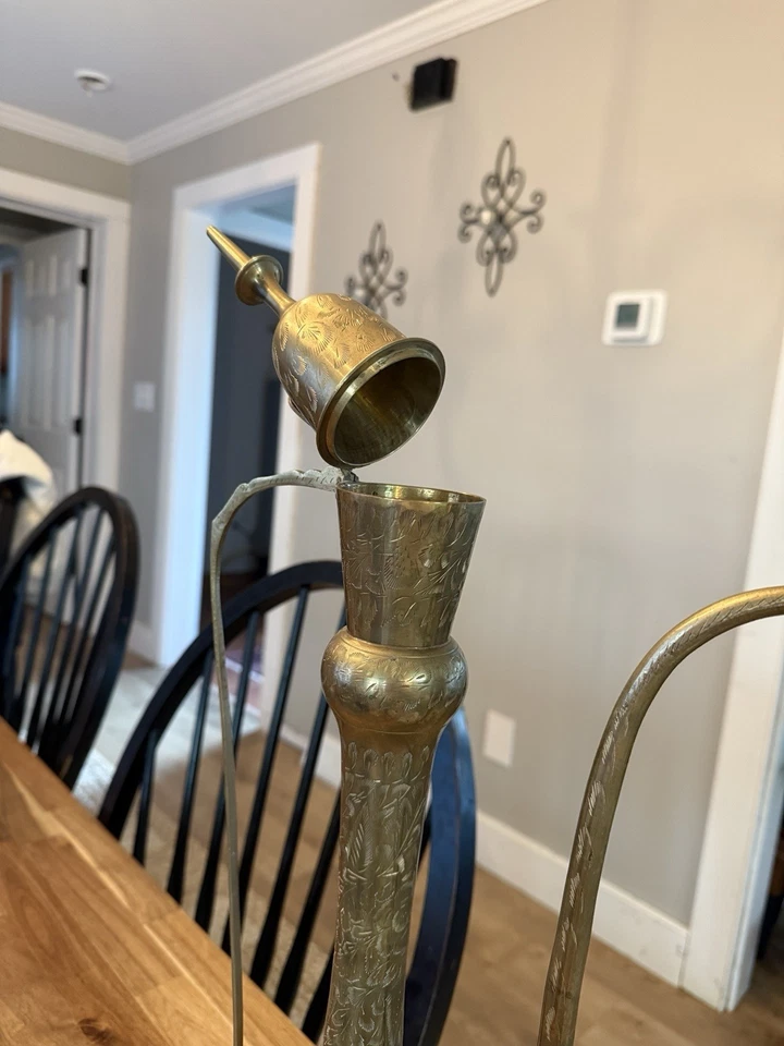 Antigua tetera de latón islámica hecha a mano jarra grabada con tapa y mango Foto 4 de 4