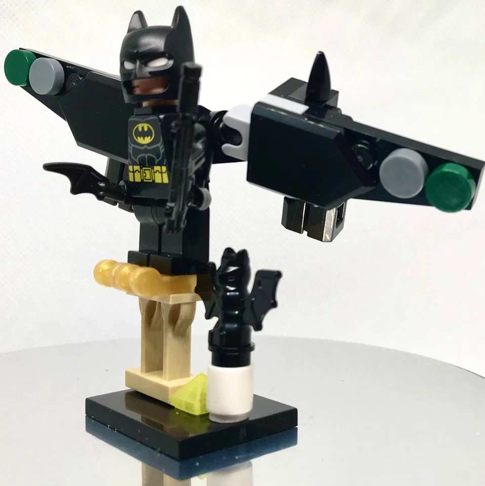BATMAN LEGO © DC COMICS MINIWORLD THE GIFT 🎁 WEAPONS & PEDESTAL INCLUDE 113B - Image 4 of 4