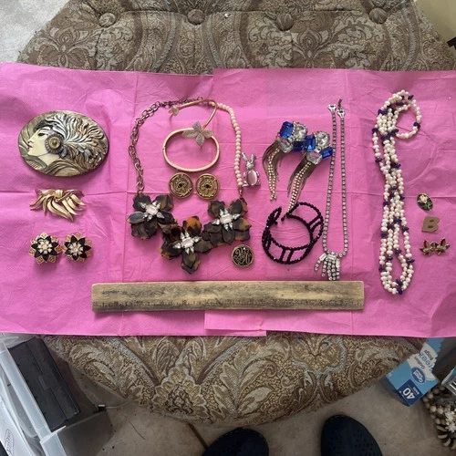 Vintage Costume Estate Jewelry Lot: Retro Designer Resale