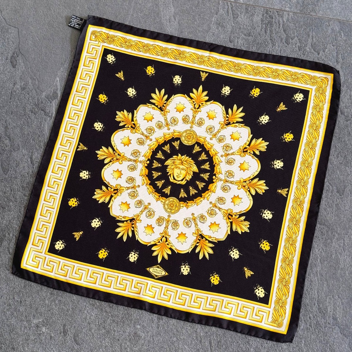 Versace ヴェサーチスカーフ バロッコ シルク スカーフ 70 cm ブラック,プリント | VERSACE JP