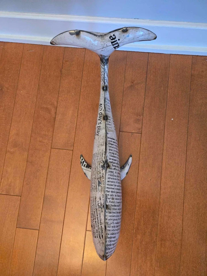 回收金属鲸鱼人偶 - 大号,印度报纸金属板制成 — 第 4/4 张图片