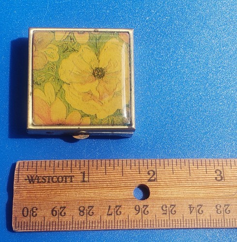 Portapillole vintage tono oro con disegno floreale - Foto 4 di 5