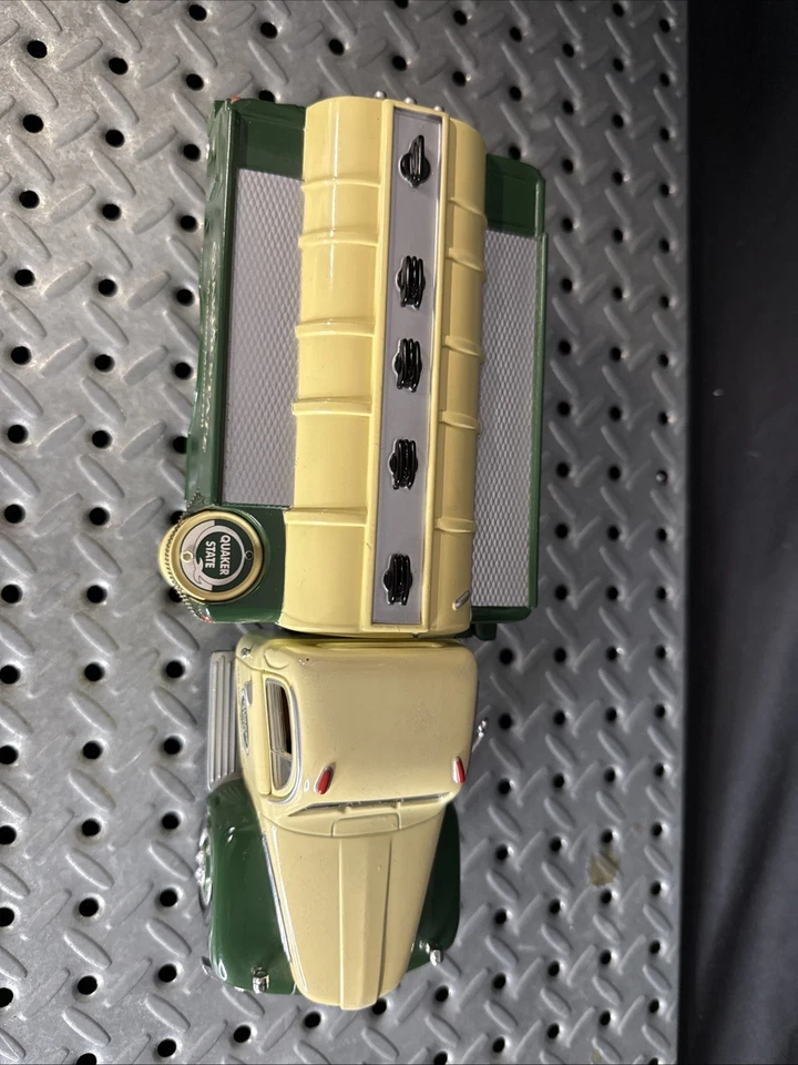 Colección Golden Wheel Salón de la Fama 1951 Ford Fuel Tanker Quaker State 1:25 casi nuevo Foto 2 de 4