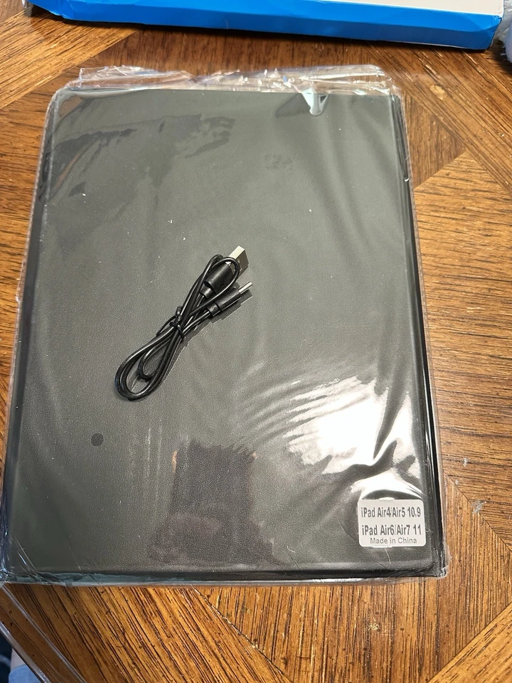 MAGNETIC REMOVABLE BLUETOOTH KEYBOARD WITH CASE FOR APPLE IPAD - Image 3 of 3