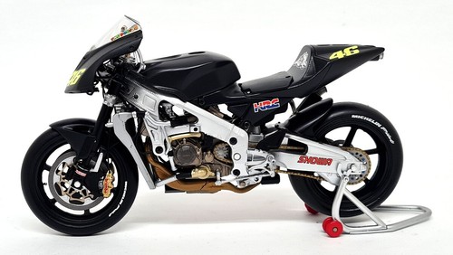 Minichamps 1/12 Honda RC211V 2002 Valentino Rossi Pre Season Test Motorbike - Picture 3 of 7