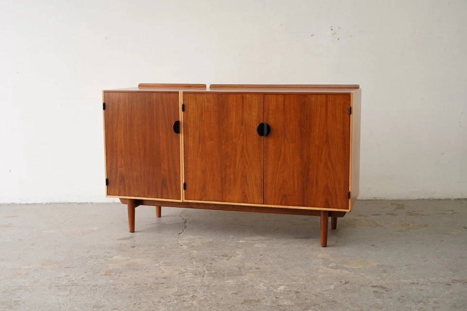 Cómoda restaurada de teca y arce Finn Juhl Credenza / Cómoda para panadero Foto 2 de 4