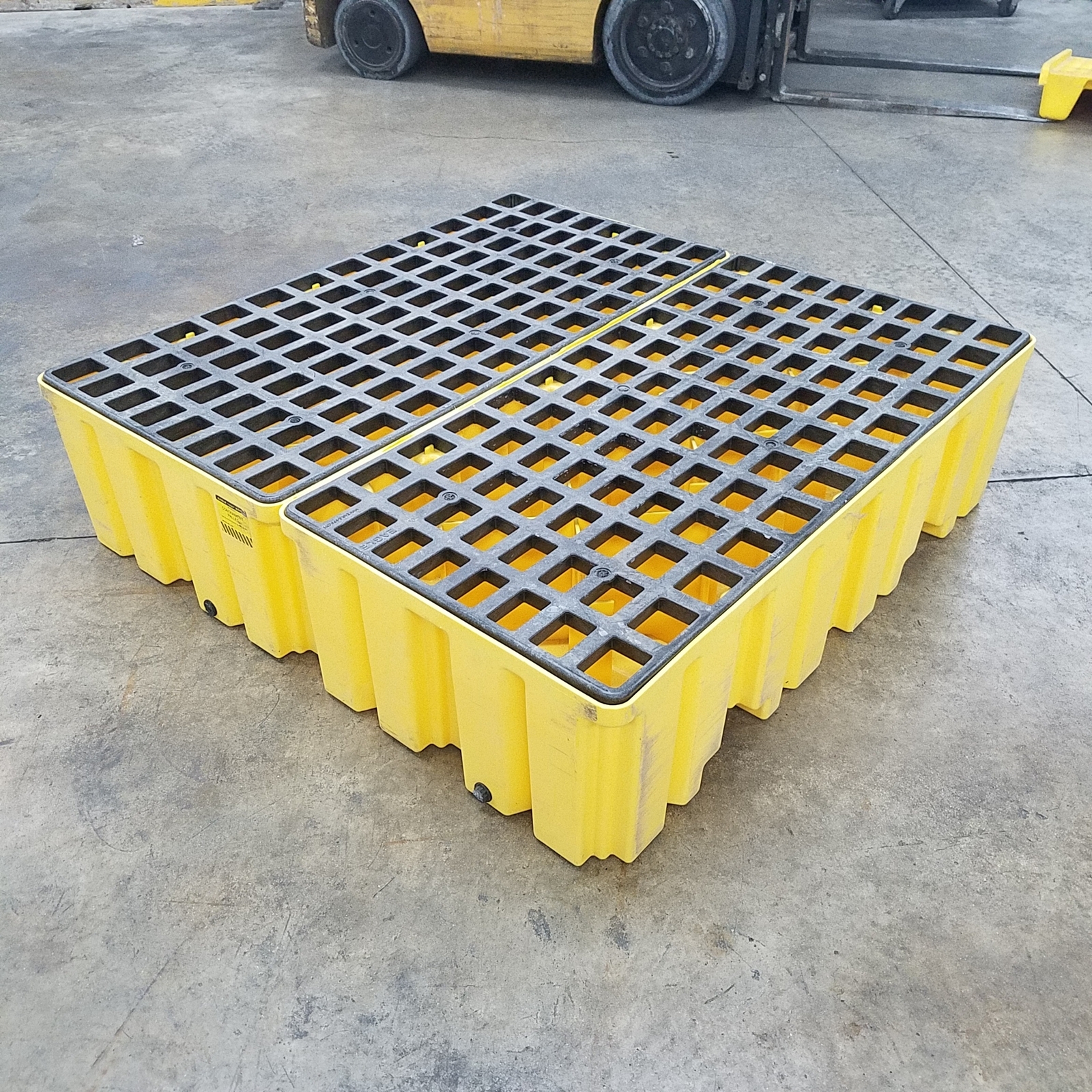 Eagle Model 1640 Forkable 4 Barrel Spill Containment Pallet, 8,000 Load