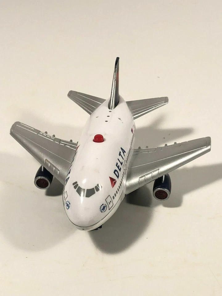 Realtoy Delta Airlines Pullback Takeoff Plane with Lights and Sounds Skyteam Jet - Image 2 of 4