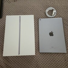 Apple iPad 6th Gen 9.7in 128GB Silver Wi  Fi MR7J2LL/A iPadOS Lightning MINT