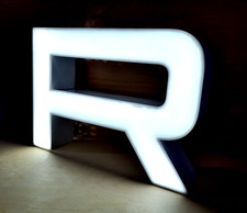 "R", alter Reklamebuchstabe, beleuchtet und dimmbar