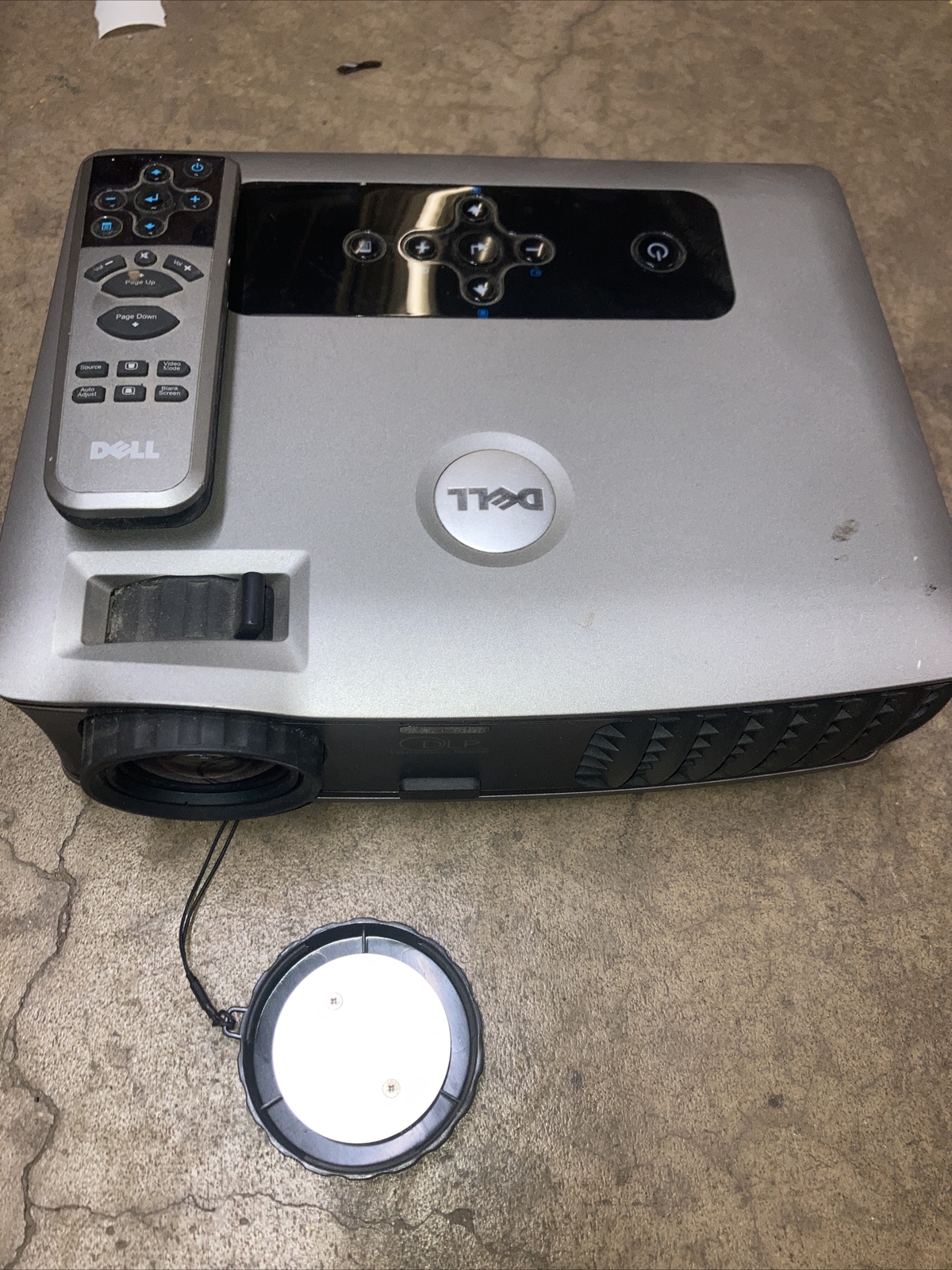 Dell 2400MP DLP Office/Home Theater Projector 3000 ANSI 1458 Lamp Hours & Remote