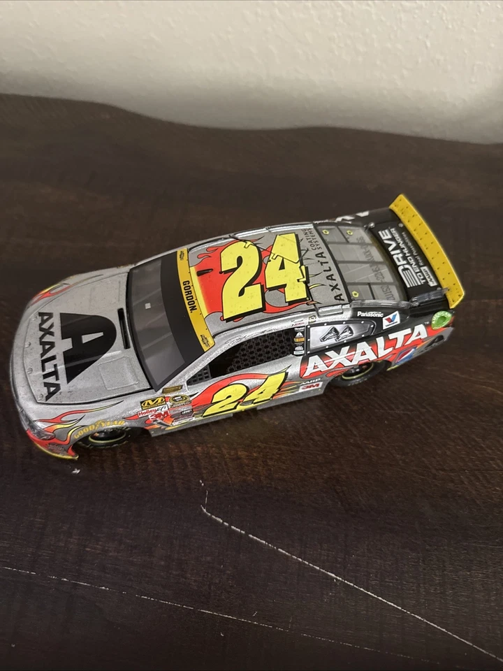 2015 Jeff Gordon Axalta Homestead Raced Version #24 Chevrolet 1:24 Elite Diecast - Image 2 of 4