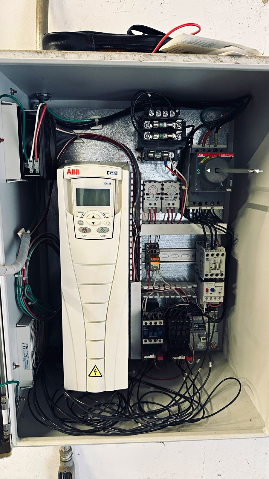 ABB ACH550-UH-015A-4 HVAC VFD 10HP 5.5kW 380-480VAC 3-Phase NEMA 1