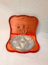 Scatola Vintage Elegante con Posate e Vassoio da Portata: Un Tocco di Classe