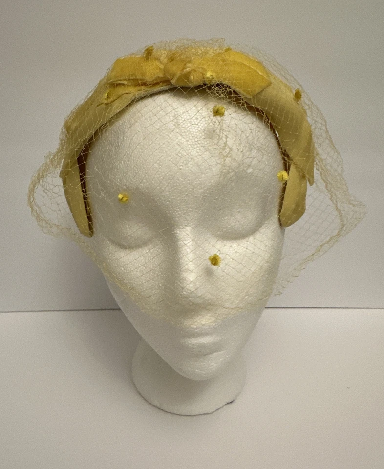 Medio sombrero floral velo con red amarillo canario vintage años 50-60 caprichoso fascinador Foto 4 de 4