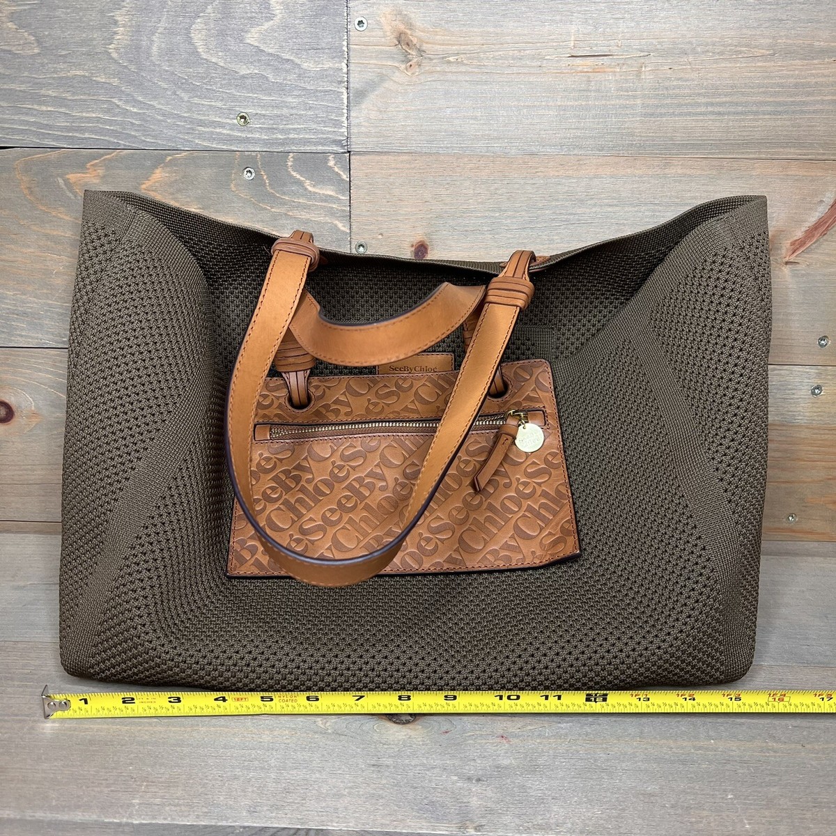 See By Chloe ロゴ チャーム付 CECILYA MEDIUM TOTE BAG See By Chloe ロゴ チャーム付 CECILYA MEDIUM TOTE BAG (See by