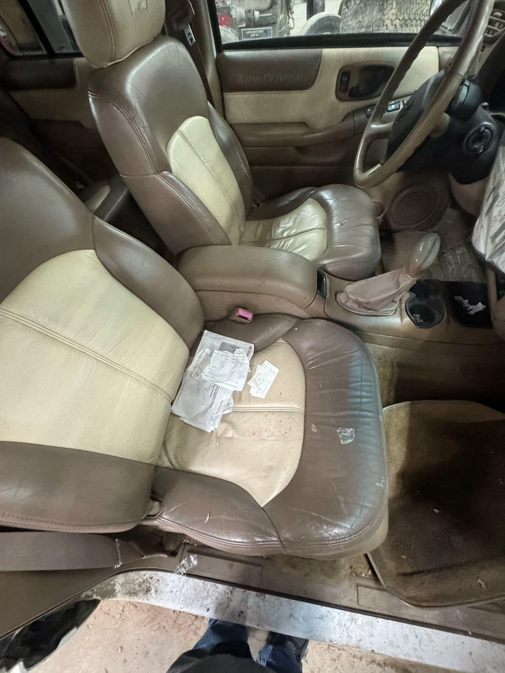 1998-2005 Blazer S10/JIMMY S15 Grille Bowtie Emblem Mesh Body Color 4dr - Imagem 3 de 4