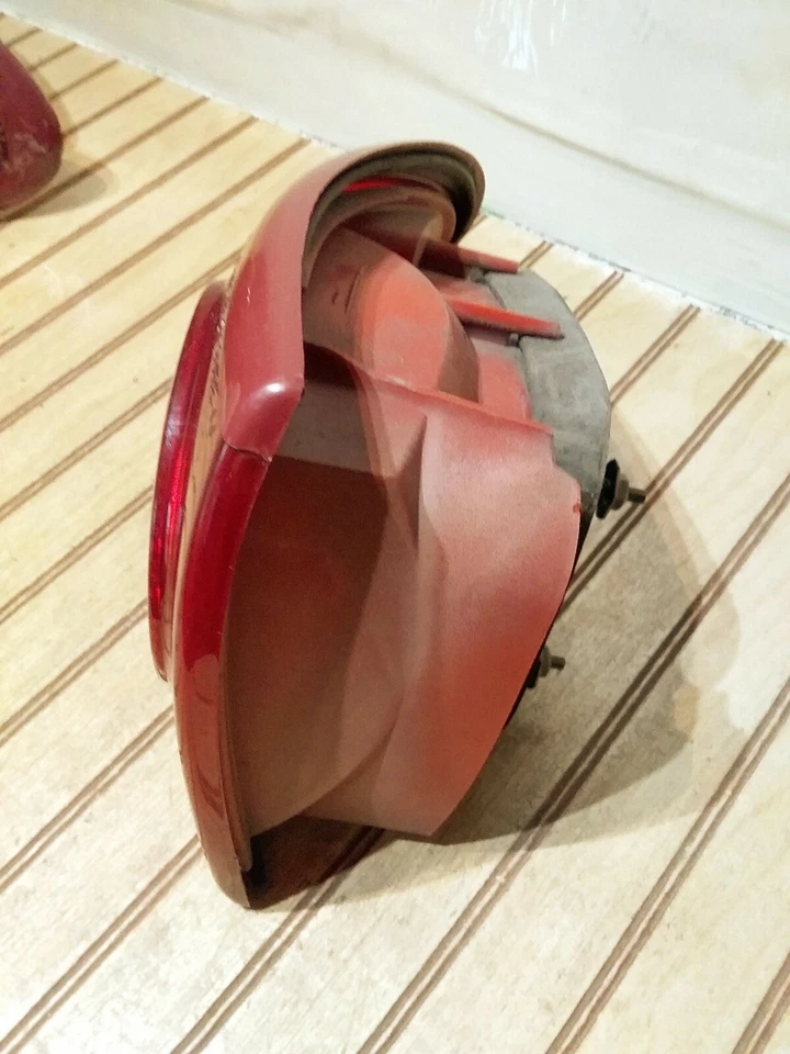 ЗАДНИЙ ФОНАРЬ CHEVY CAVALIER 2 ДВЕРИ СО СТОРОНЫ ВОДИТЕЛЯ ОТ ОРИГИНАЛЬНОГО ПРОИЗВОДИТЕЛЯ 2003-2005 - Изображение 2 из 4