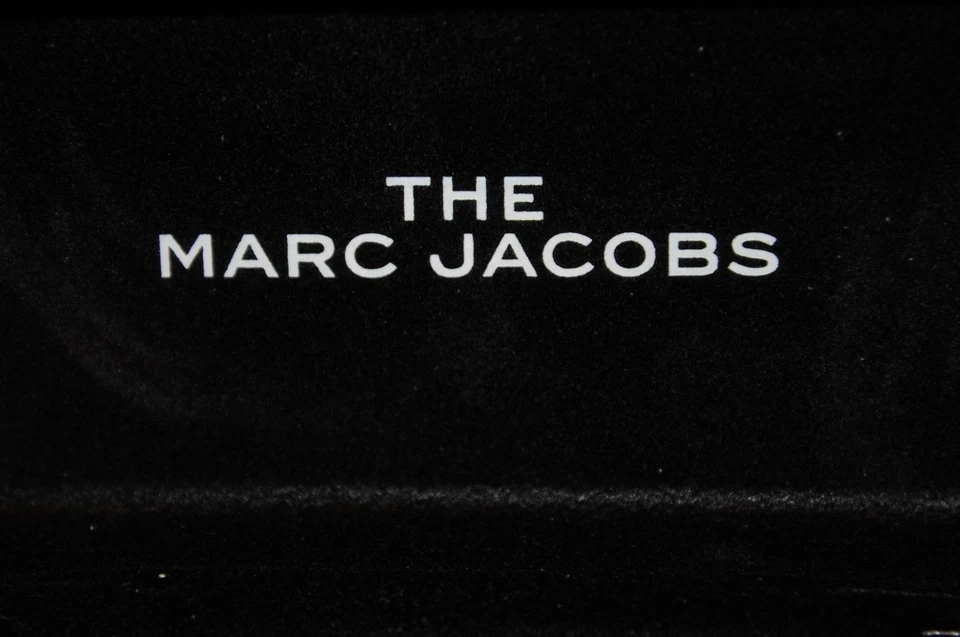 Estuche para gafas de sol The Marc Jacobs de cuero negro carcasa rígida estuche para gafas Foto 3 de 4