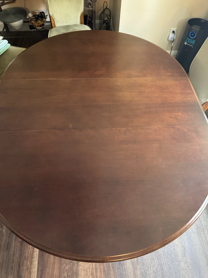 Mesa de comedor redonda de madera maciza. Foto 4 de 4