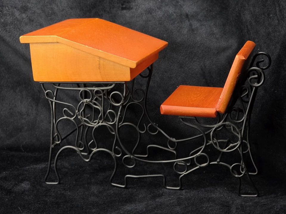 Lote de 2 escritorios escolares en miniatura vintage - muebles de muñeca de arte popular de madera y metal Foto 2 de 4