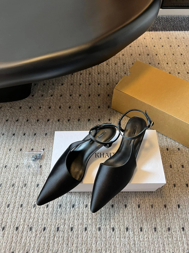 Sandalias de tacón de gato en punta KHAITE, zapatos de tacón bajo de seda para mujer en primavera verano Foto 3 de 4