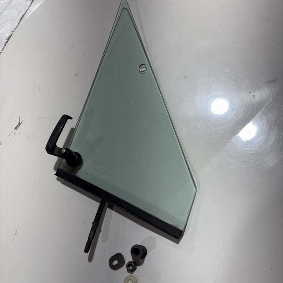 1982-1992 Jeep Cherokee vent glass (LH driver side) wing window (Comanche) - Image 2 of 4