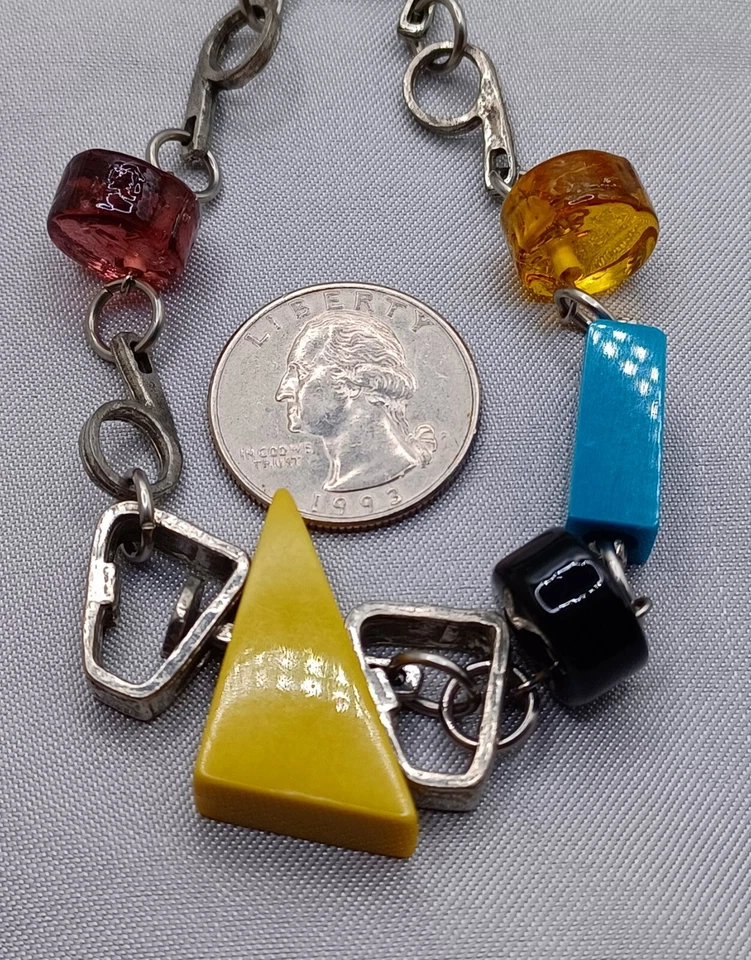 Pulsera modernista Anne Marie Chagnon cuentas coloridas de vidrio y resina, estaño Foto 3 de 4