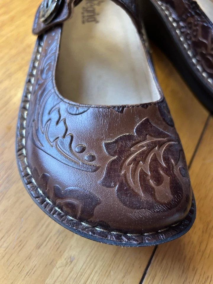 Alegria 皮革浮雕 Mary Jane’s 全新棕色罕见女式 10 码 — 第 3/4 张图片