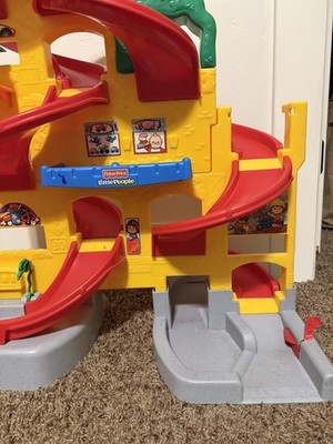 Fisher Price Little People Stand And Play Rampway 2009 Working 2 Wheelie Cars