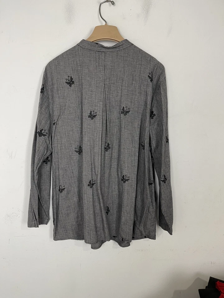 Camisa Coldwater Creek feminina 2X cinza estampa de borboleta 100% algodão gola - Imagem 3 de 4