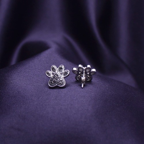 Aretes redondos con patas de perro de diamantes negros creados en laboratorio de 2 quilates con acabado en oro blanco de 14 quilates